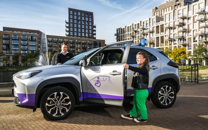 Leren autorijden in een aangepaste auto