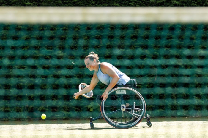 Terugspelen tennisbal rolstoeltennis