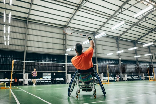 Badmintonrolstoel met aanpassingen