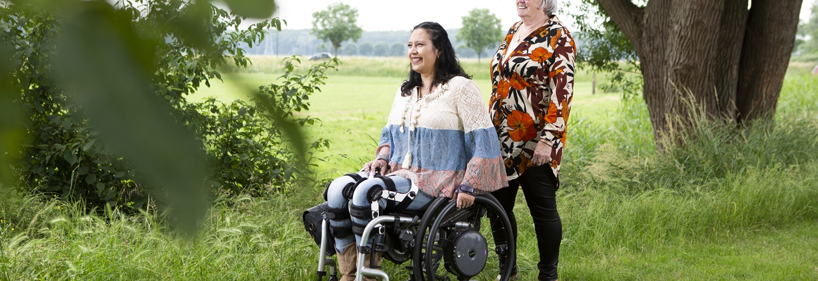 Rolstoel met elektrische duwondersteuning in de wielen