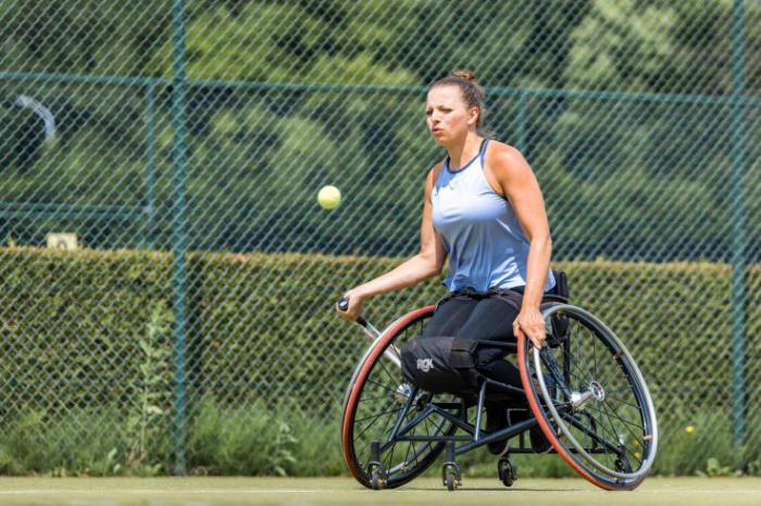 Tennissen in een rolstoel